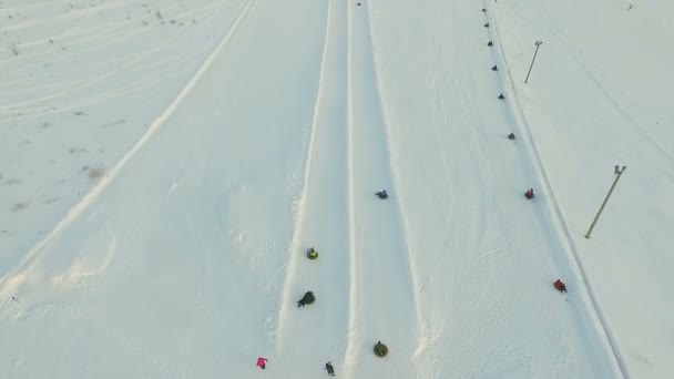 Flygning över tne snow tubing spår. — Stockvideo