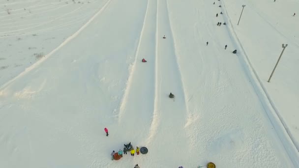 Flygning över tne snow tubing spår. — Stockvideo