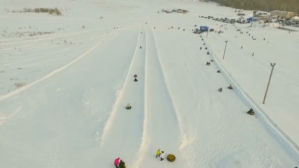 Flygning över tne snow tubing spår. — Stockvideo