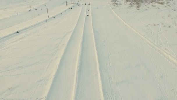 Vlucht boven tne sneeuw leidingen spoor. — Stockvideo
