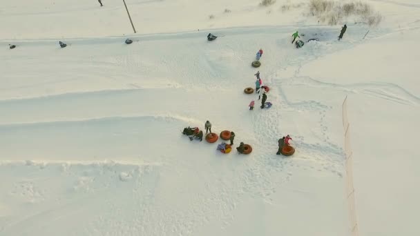 Політ над сніговою доріжкою . — стокове відео