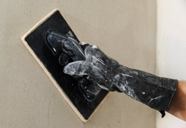 İşçi elinde bir lastik eldiven