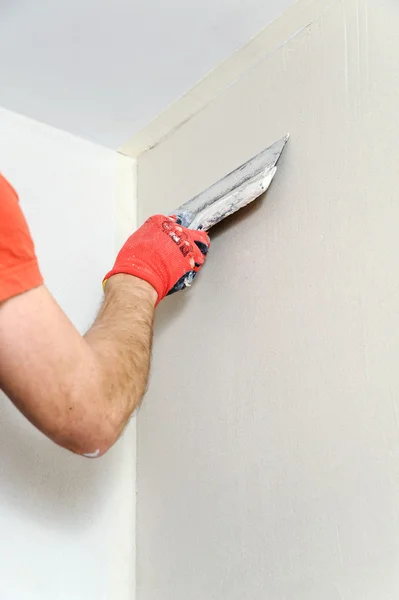 Arbetaren sätter stuckatur på väggen — Stockfoto