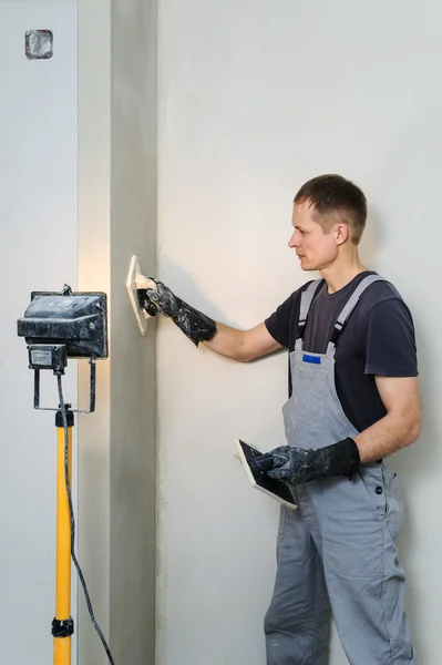 Werknemer maakt definitieve smoothing gips op de muur. — Stockfoto