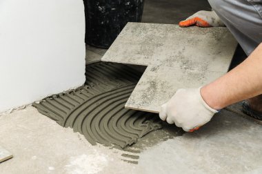 Seramik Karo döşeme. Alt zemini seramik yapıştırıcı üzerinde bulunduğu yerleştirerek.