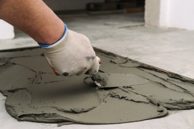 Seramik Karo döşeme. harç beton zemin döşeme için hazırlık beyaz zemini üzerine troweling.