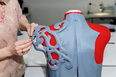 Moda tasarımcısı iş başında.