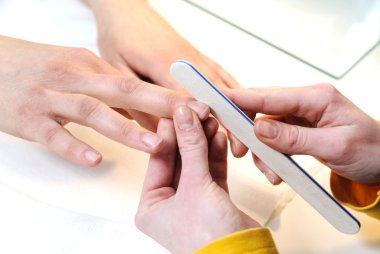 Güzellik salonunda manikür..