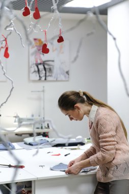 Moda tasarımcısı iş başında.