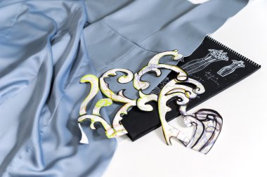 Elbiseler, şablonlar ve tasarımlar terzilik için malzeme.