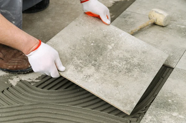 Verlegung keramischer Fliesen. — Stockfoto