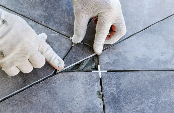 Verlegung keramischer Fliesen. — Stockfoto