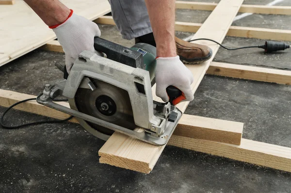 Trabajador corta tablas de madera . —  Fotos de Stock