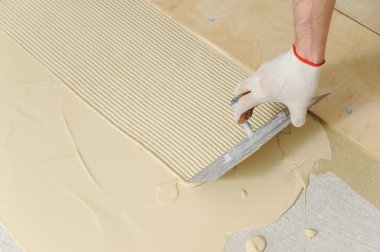 Kontrplak yerde döşeme.