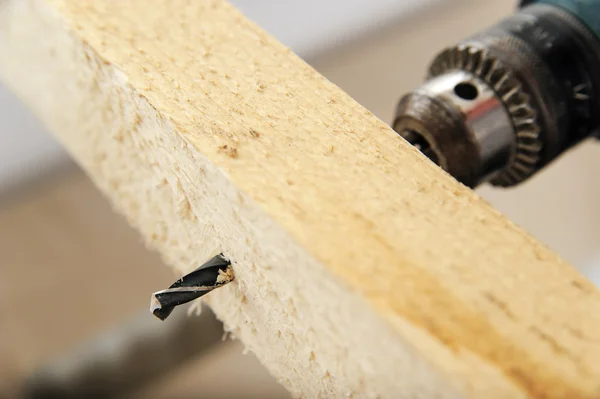 Boor passeert de houten balk. — Stockfoto