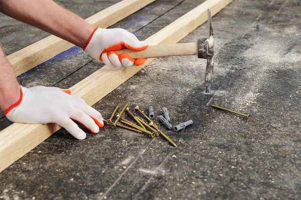 Werknemer zetten een plastic dubel. — Stockfoto