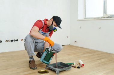 Ahşap zemin cilalama.