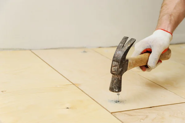 Colocación de madera contrachapada en el suelo . —  Fotos de Stock