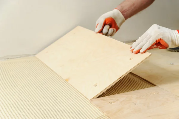 Laying Plywood Floor Worker Put Piece Plywood Floor Glue — Stock Photo, Image