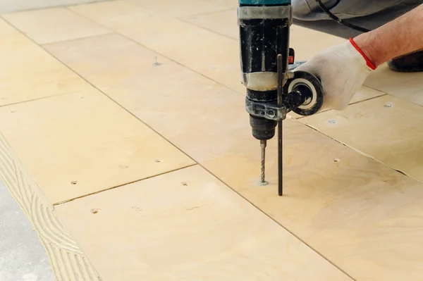 Colocando Madera Contrachapada Suelo Suelo Taladro Trabajador Para Fijar Una — Foto de Stock