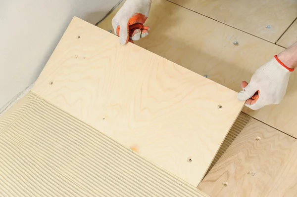 Laying plywood on the floor. — Stock Photo, Image
