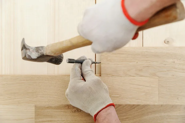 Poner Parquet Madera Dura Trabajador Fija Tablero Para Poner Una —  Fotos de Stock