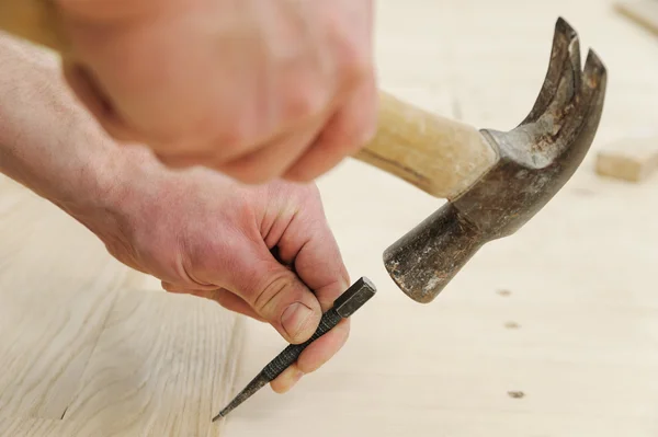 Posa Parquet Legno Duro Lavoratore Attacca Scheda Mettere Una Base — Foto Stock