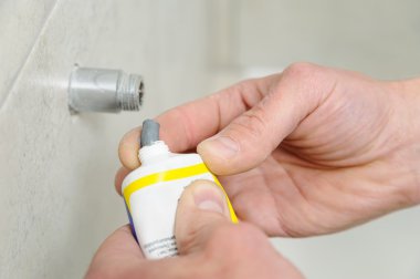 Yapıştır dolgu macunu koyarak tesisatçı.