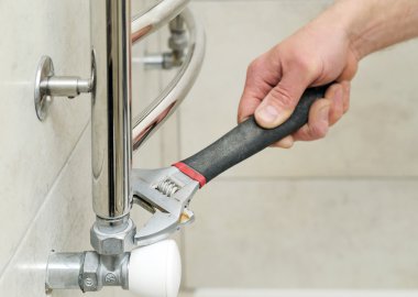 Tesisatçı Vana havlu için daha sıcak ayarlar.