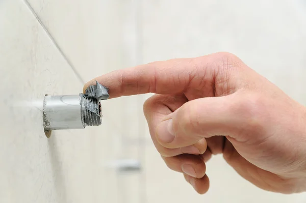 Plumber putting a paste sealant. — Stock Photo, Image