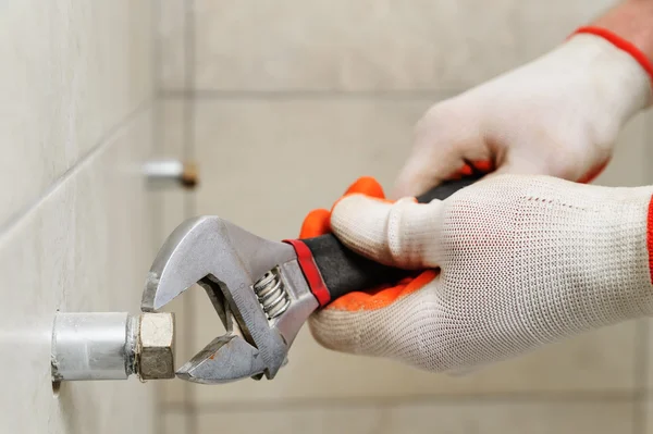 Worker unscrew the nut. — Stock Photo, Image