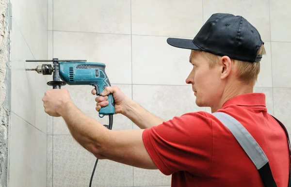 El trabajador sosteniendo un taladro . — Foto de Stock