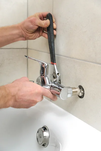 Instalación de grifo de baño . —  Fotos de Stock