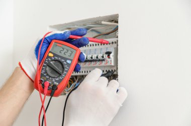 Elektrikçi elektrik sigorta kutusu gerilim kontrol.