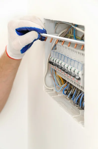 Elektricien installeren een elektrische zekeringenkast . — Stockfoto