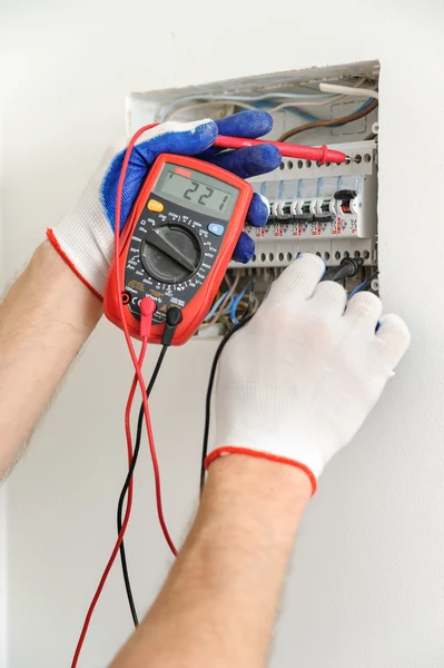 Elektrikçi elektrik sigorta kutusu gerilim kontrol.
