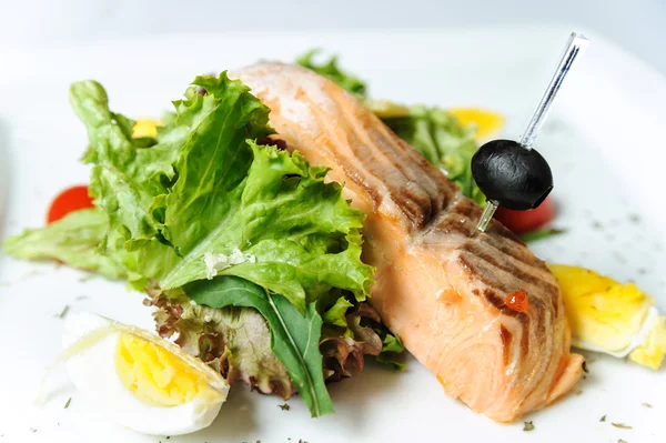 Marul ile ızgara somon