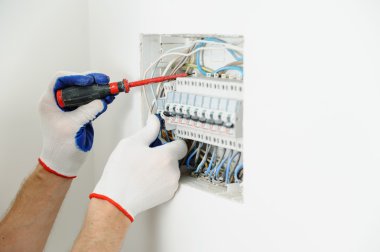 Elektrikçi elektrik sigorta kutusu yükleme .