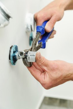 Tesisatçı melek Vana yükler.