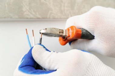 Electrican elektrikli tel kısaltır.