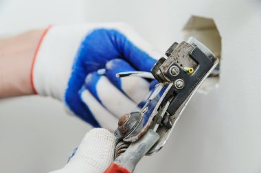 Electrican kablo sıyırma yalıtım.