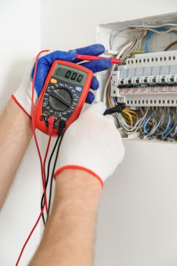 Elektrikçi elektrik sigorta kutusu gerilim bir multimetre ile kontrol edin.