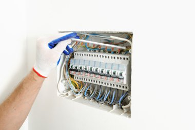Elektrikçi elektrik sigorta kutusu yükleme.