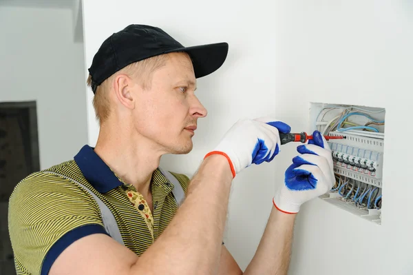 Électricien Installant Une Boîte Fusibles Électrique Dans Une Maison — Photo