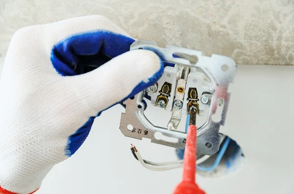 Electrician installs electrical outlet. — Stock Photo, Image