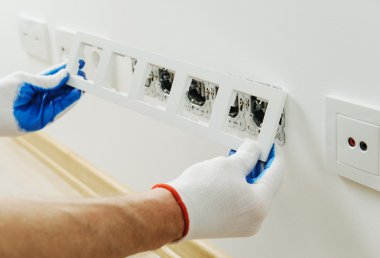 Elektrikçi dekoratif çerçeve yükler.