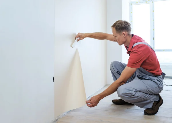 Worker pasting wallpapers. — Stock Photo, Image