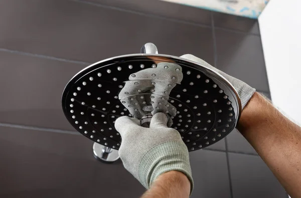 Ręce Pracownika Instalują Głowicę Wbudowanego Kran Prysznicowy — Zdjęcie stockowe