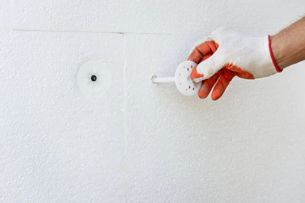 Isolamento Casa Com Poliespuma Trabalhador Está Fixando Uma Placa Poliestireno — Fotografia de Stock