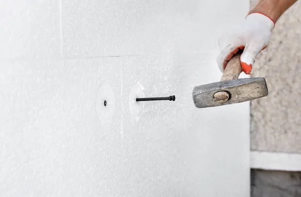 Isolatie Van Het Huis Met Polyfoam Een Arbeider Gebruikt Een — Stockfoto